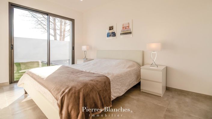 Image No.8-4 Bed House for sale