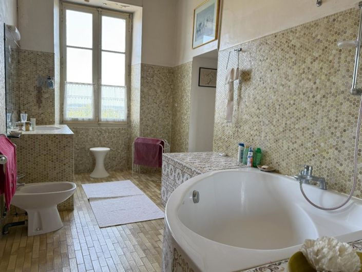 Image No.18-6 Bed House for sale