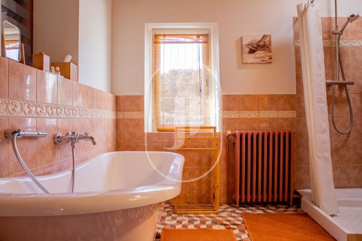 Image No.9-8 Bed House for sale