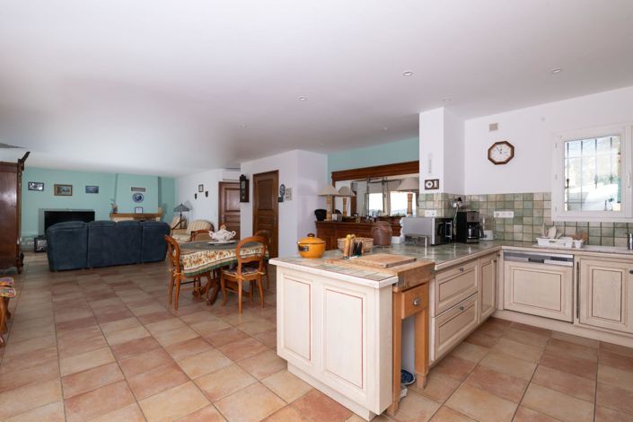 Image No.9-5 Bed House for sale