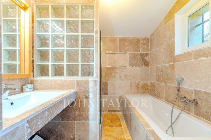 Image No.21-5 Bed House for sale