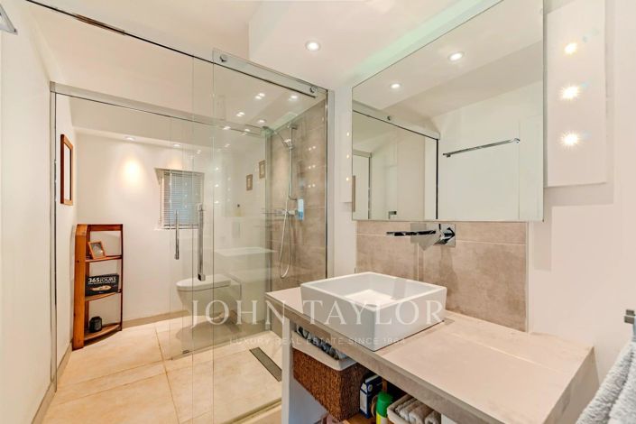 Image No.24-5 Bed House for sale