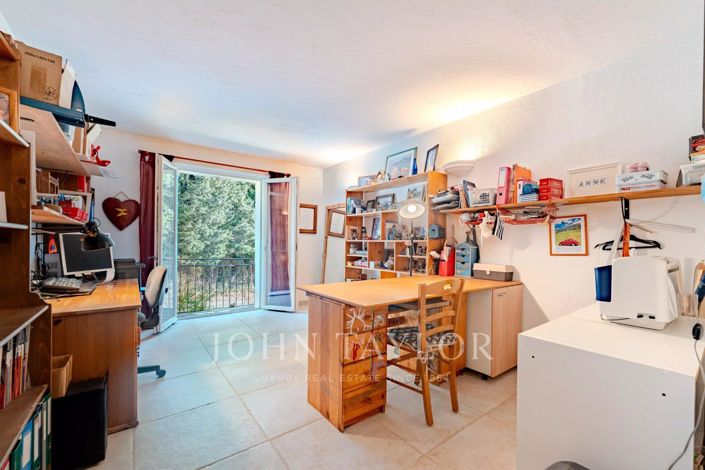 Image No.25-5 Bed House for sale