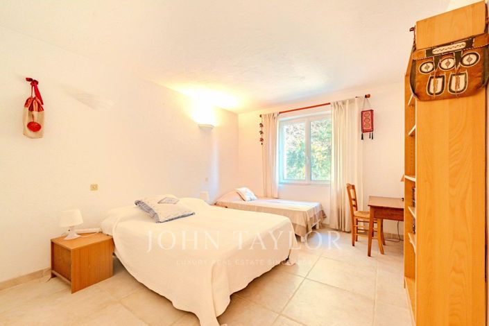 Image No.26-5 Bed House for sale