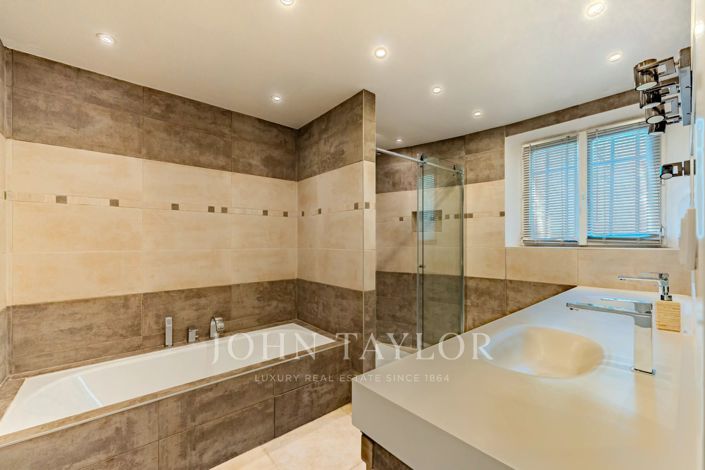 Image No.27-5 Bed House for sale