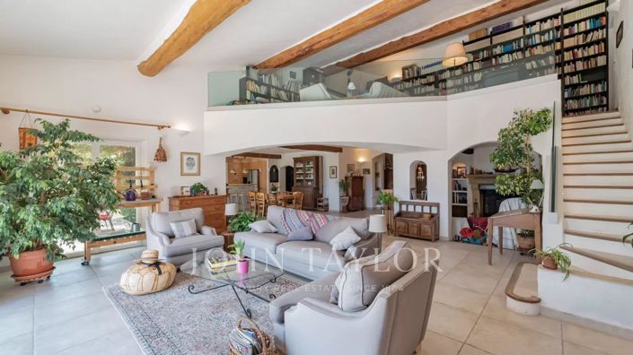 Image No.8-5 Bed House for sale