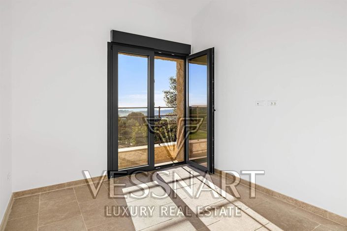 Image No.6-5 Bed House for sale