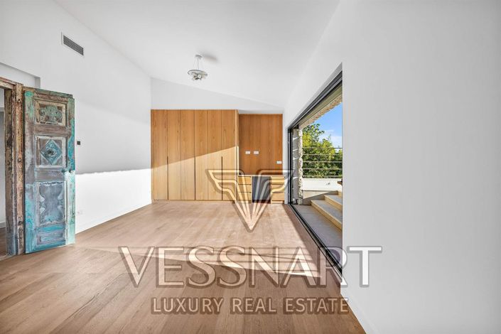 Image No.7-5 Bed House for sale