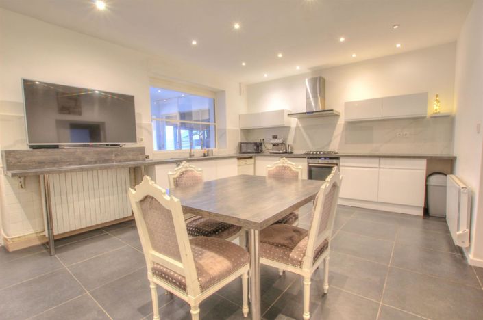 Image No.4-6 Bed House for sale