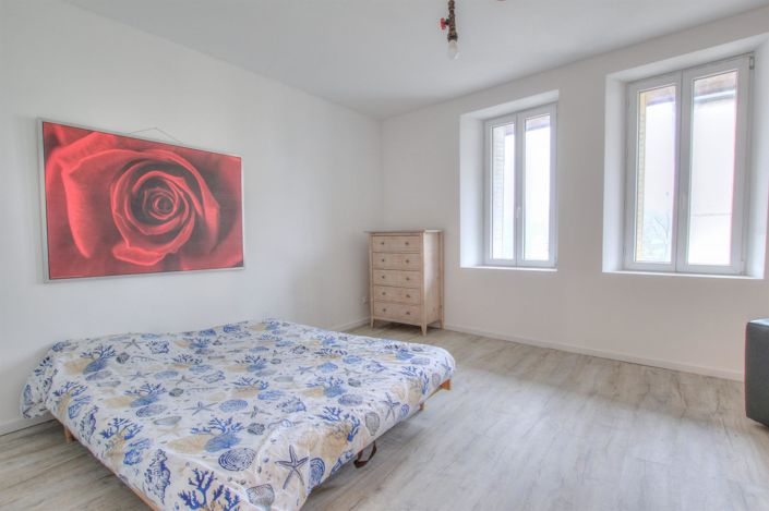 Image No.9-6 Bed House for sale