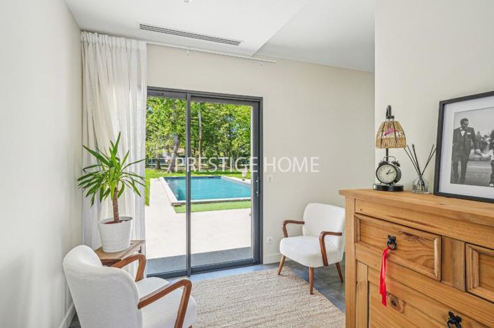 Image No.8-5 Bed House for sale