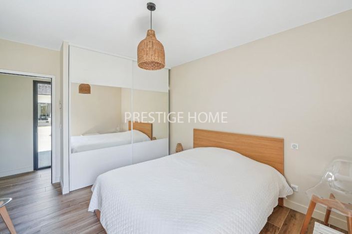 Image No.9-5 Bed House for sale