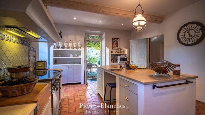 Image No.5-10 Bed House for sale