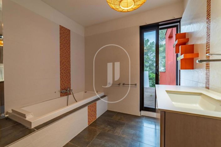 Image No.8-4 Bed House for sale