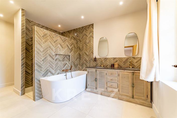 Image No.9-5 Bed House for sale