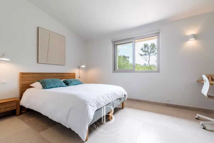 Image No.17-5 Bed House for sale