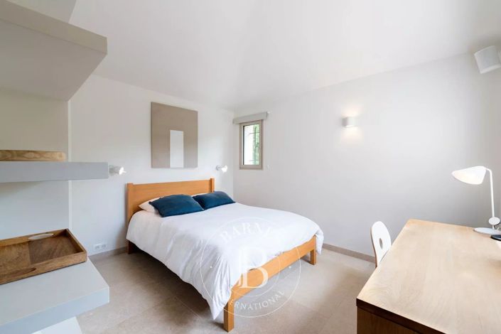 Image No.18-5 Bed House for sale