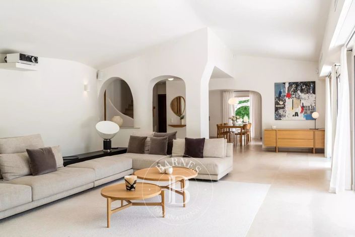 Image No.8-5 Bed House for sale