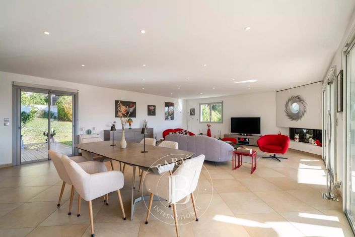 Image No.7-4 Bed House for sale