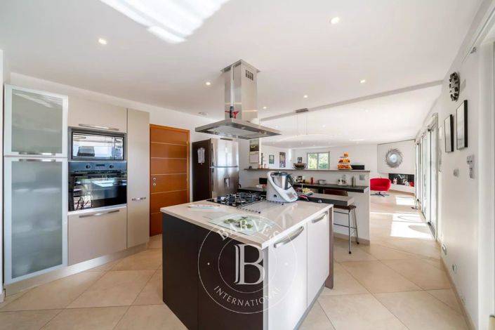 Image No.8-4 Bed House for sale