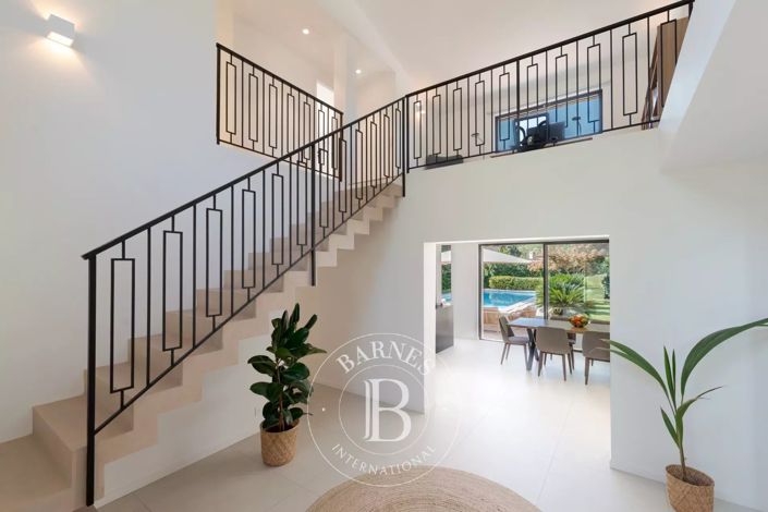 Image No.8-5 Bed House for sale