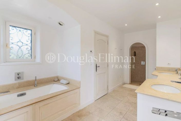 Image No.10-5 Bed House for sale