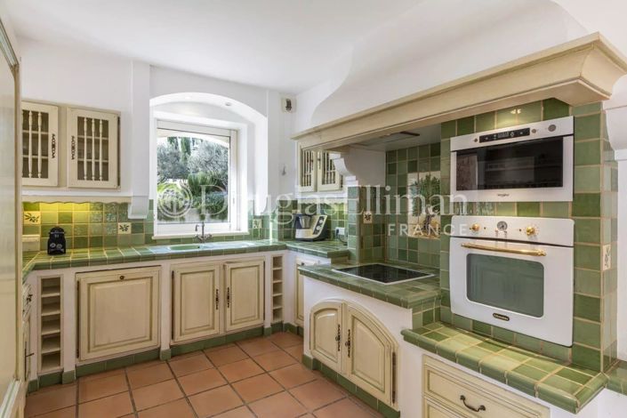 Image No.8-5 Bed House for sale