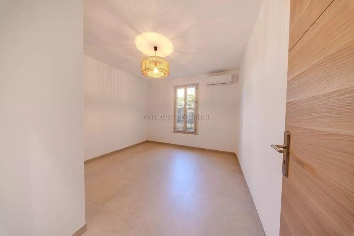 Image No.10-3 Bed House for sale