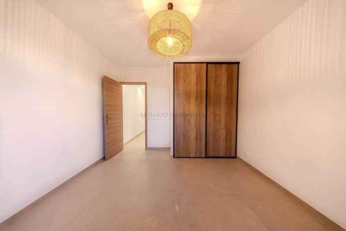 Image No.11-3 Bed House for sale