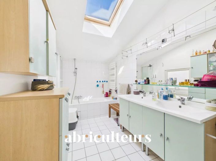 Image No.11-3 Bed House for sale