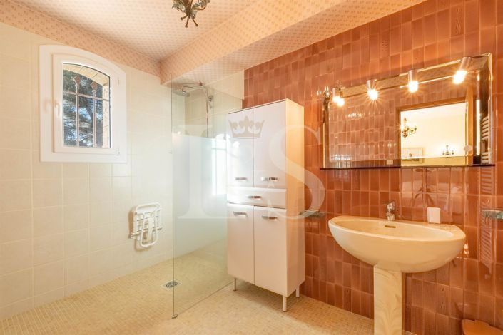 Image No.12-4 Bed House for sale