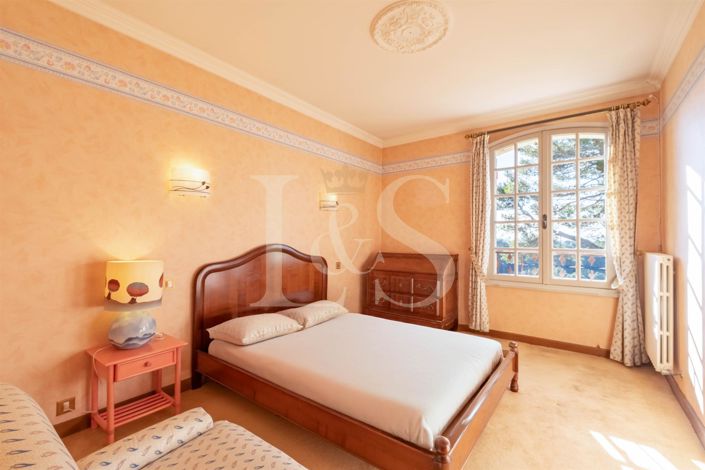 Image No.17-4 Bed House for sale