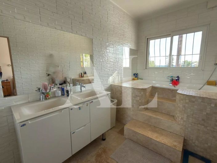 Image No.8-5 Bed House for sale