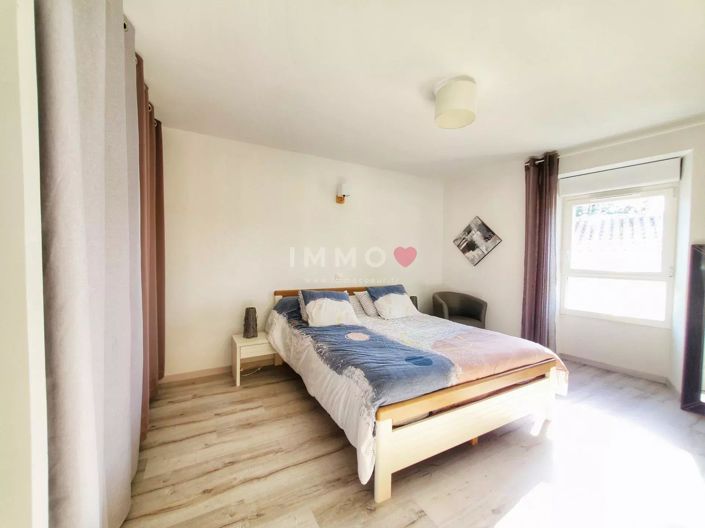 Image No.8-4 Bed House for sale