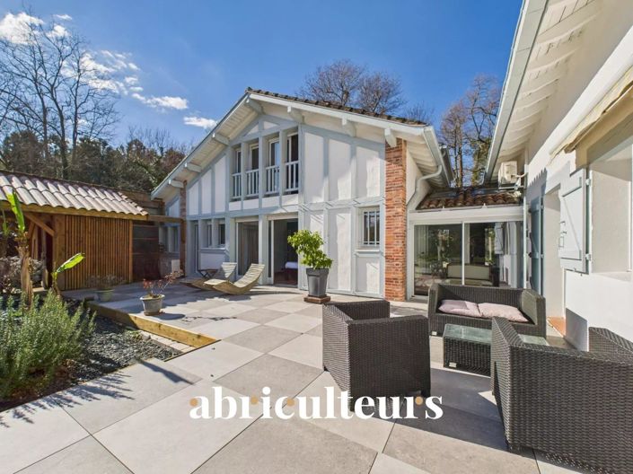 Image No.2-8 Bed House for sale