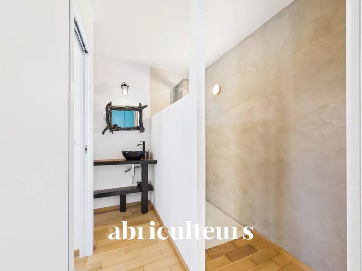 Image No.8-8 Bed House for sale