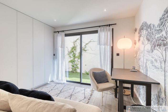 Image No.12-4 Bed Property for sale