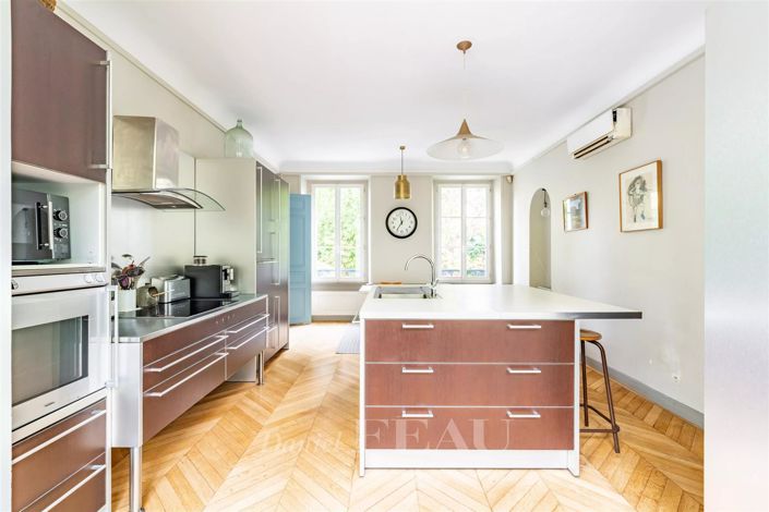 Image No.8-5 Bed House for sale