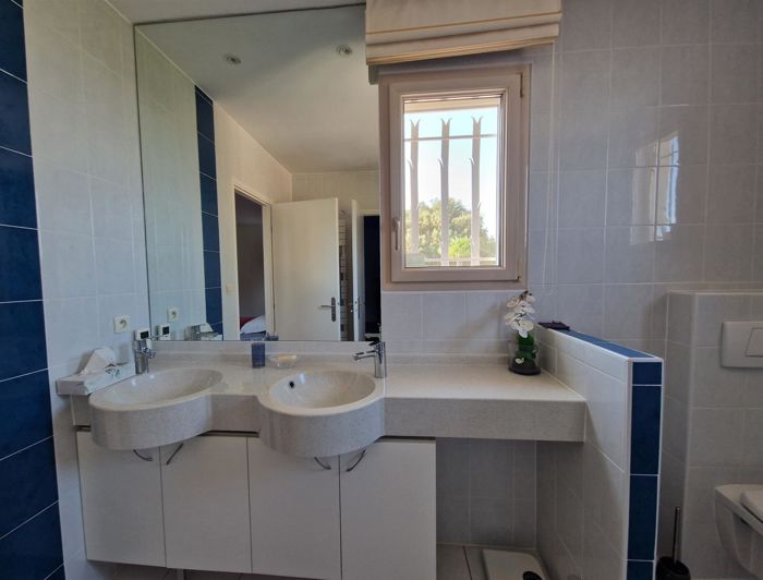 Image No.9-4 Bed House for sale