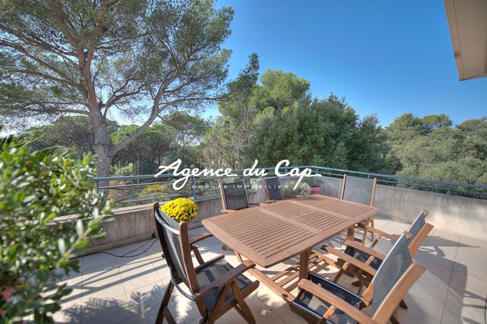 Image No.10-3 Bed Property for sale