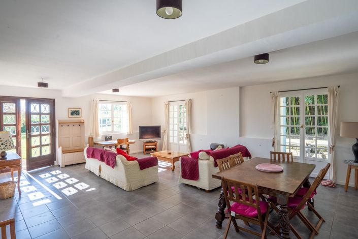 Image No.9-5 Bed House for sale