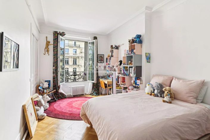 Image No.12-3 Bed Property for sale