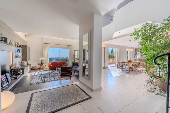 Image No.8-5 Bed House for sale