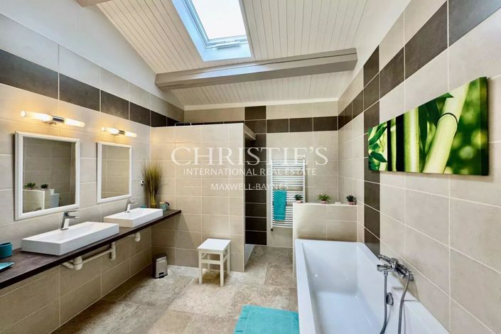 Image No.25-6 Bed House for sale