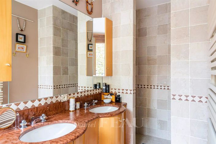 Image No.19-4 Bed Property for sale