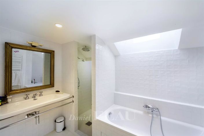 Image No.10-2 Bed Property for sale