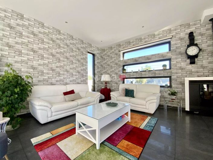 Image No.7-3 Bed House for sale