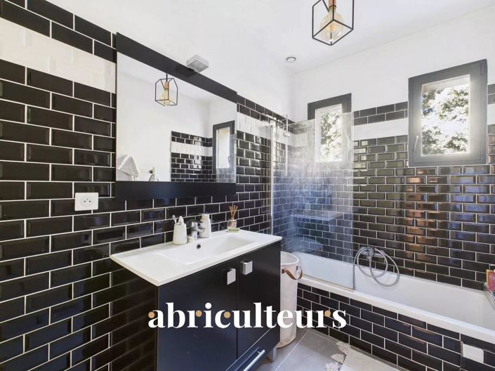 Image No.18-4 Bed House for sale