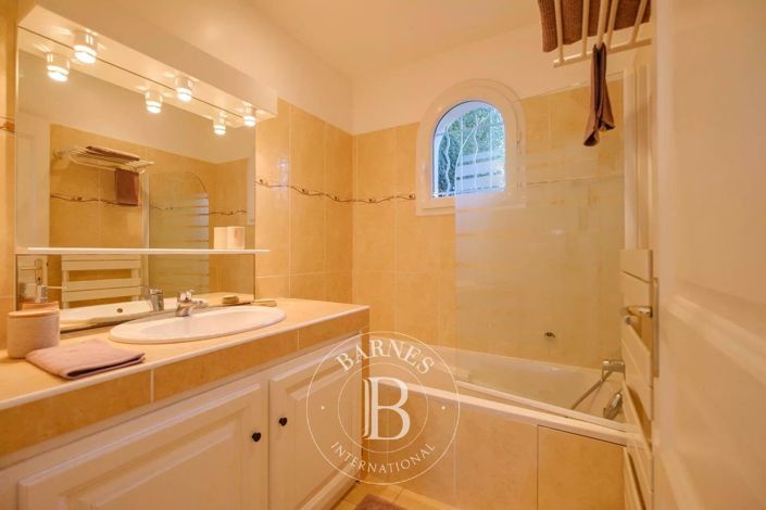 Image No.10-3 Bed Property for sale