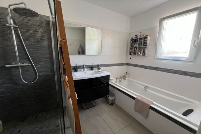 Image No.10-4 Bed House for sale